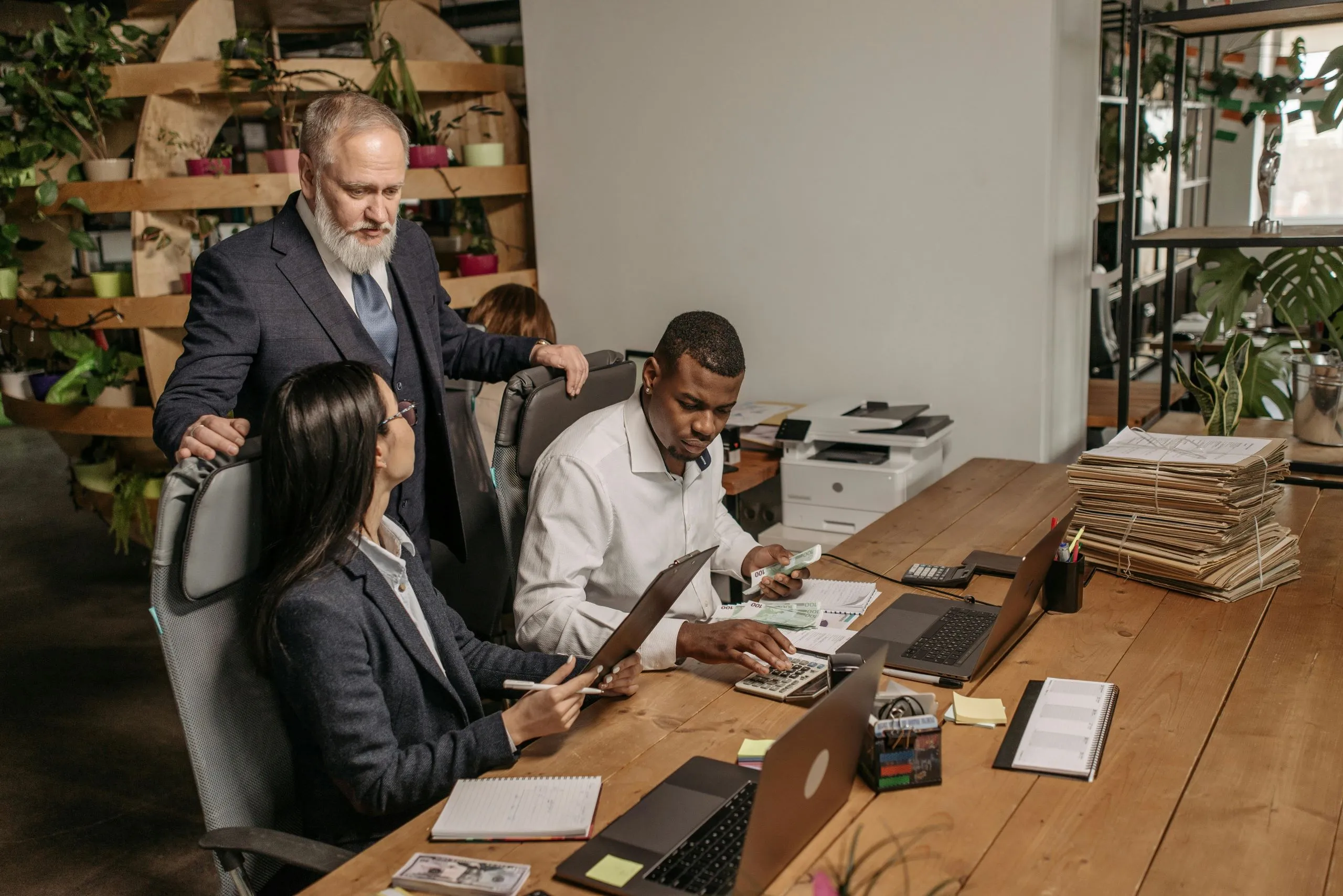 Want to know how to find the right balance between micromanaging and macromanaging your Virtual Assistant for optimal productivity and collaboration?