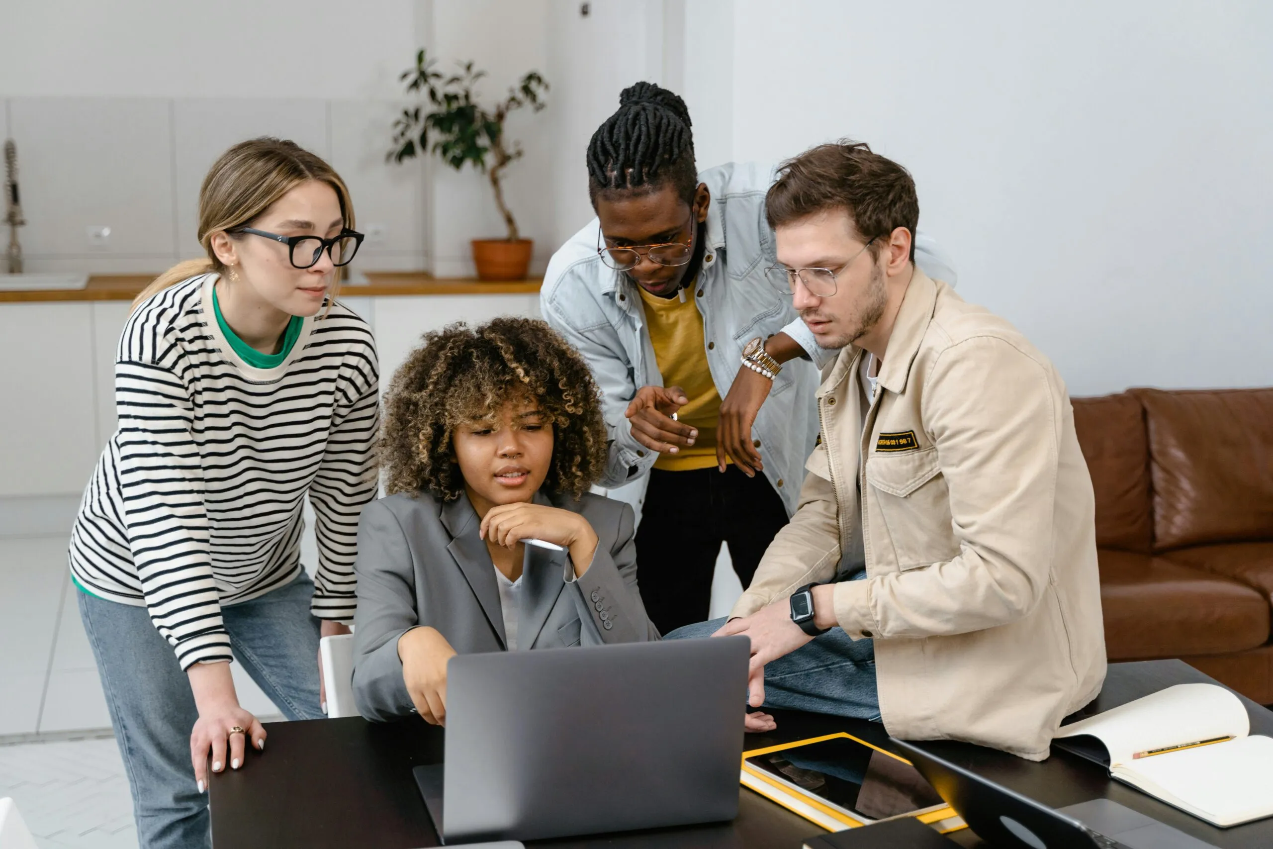 Deciding between hiring a solo remote executive assistant or working with a virtual assistant agency? Here’s what to consider.