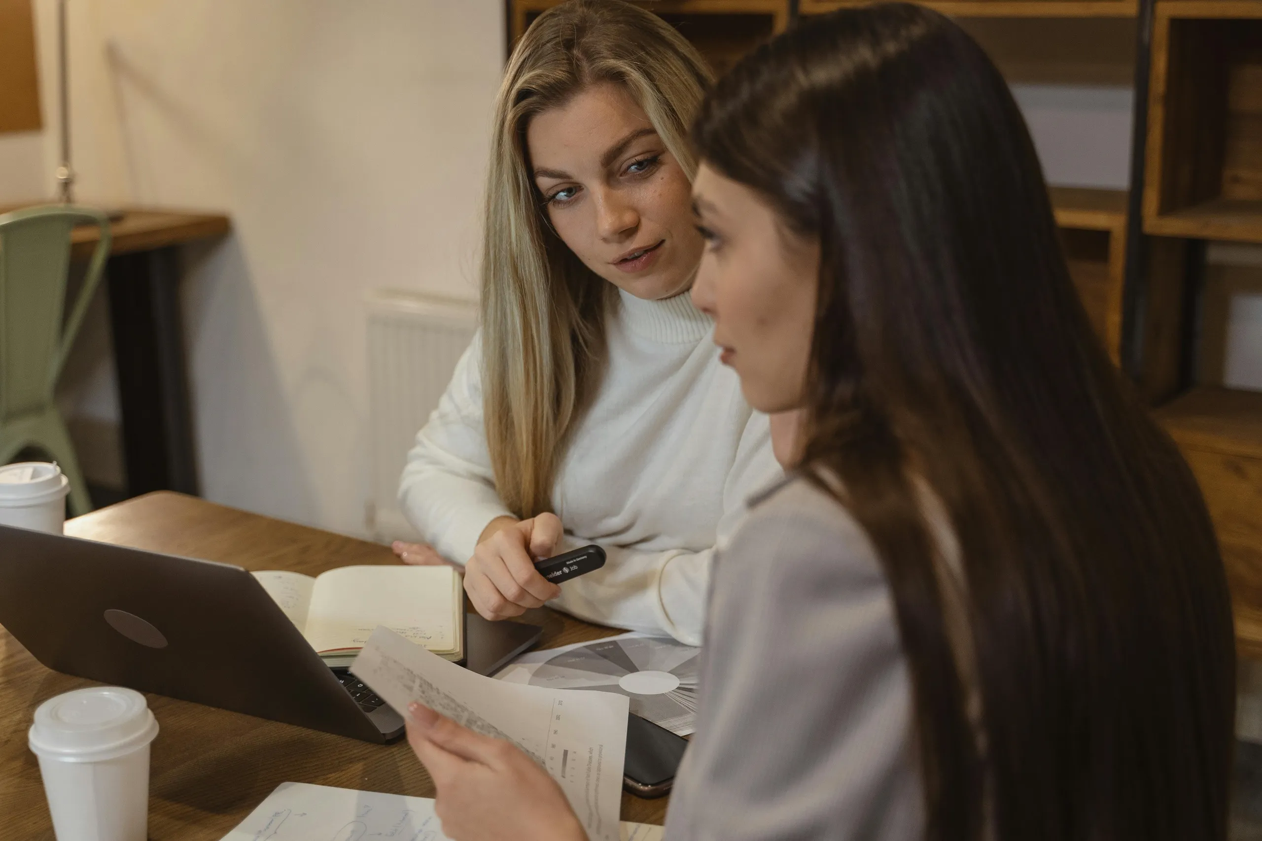 062_01_Tips To Ensure a Good Working Relationship Between You and Your VA Maintaining clear communication and aligned expectations ensures a successful relationship with your remote executive assistant.