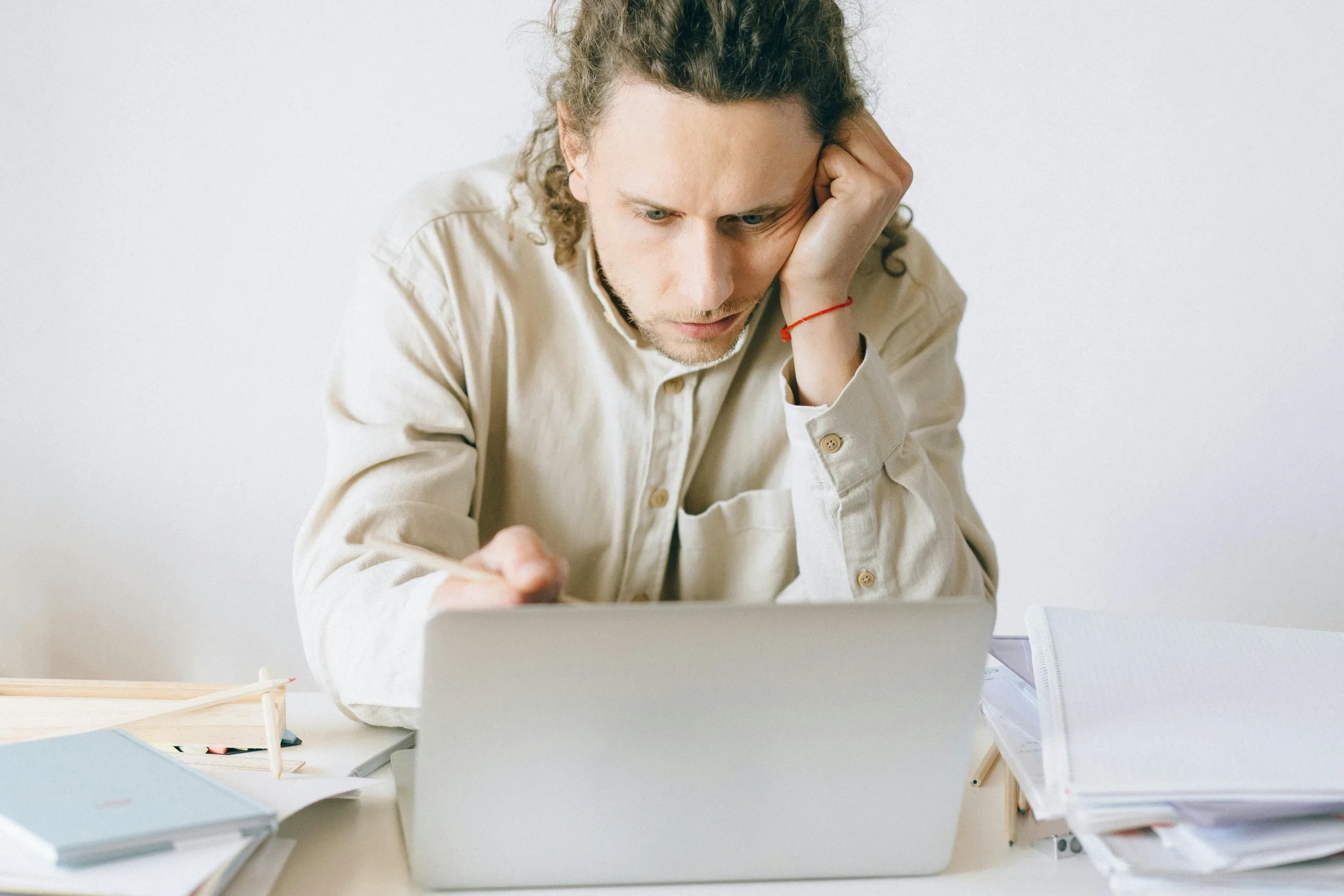 Worried businessman overwhelmed by accounting errors, showing the risks of not using a virtual bookkeeper.