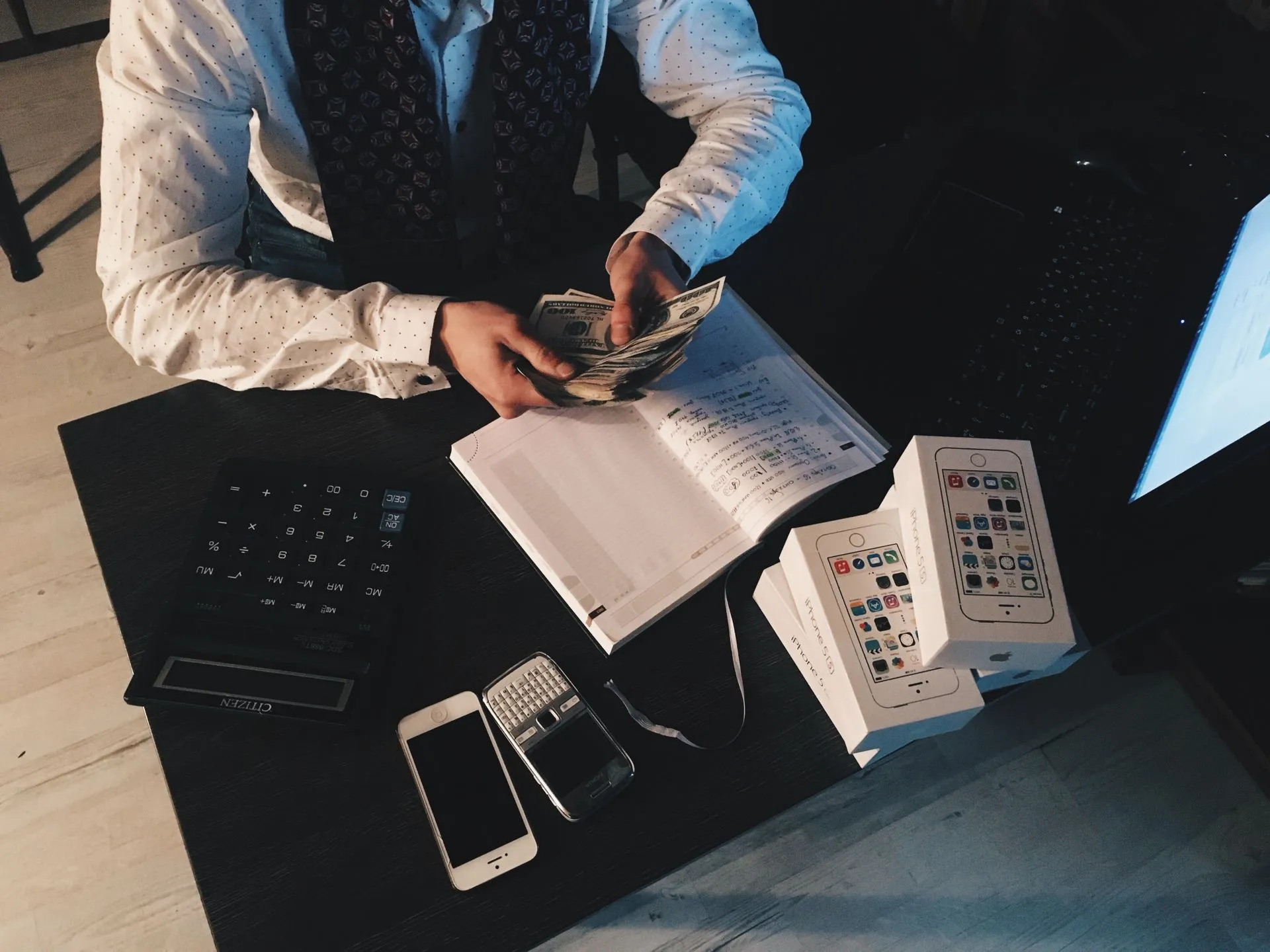 Financial KPI dashboard showing cash flow, profits, and expenses for business development.