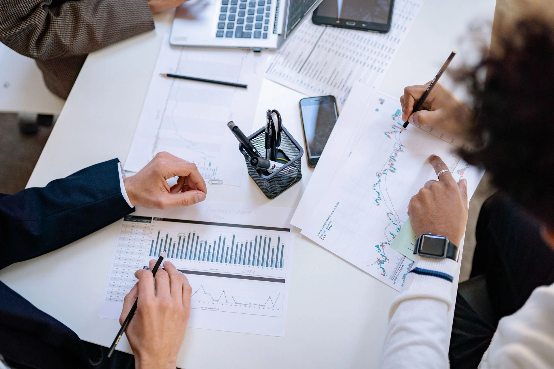 Remote Executive Assistant using analytics dashboard to optimize business workflows.