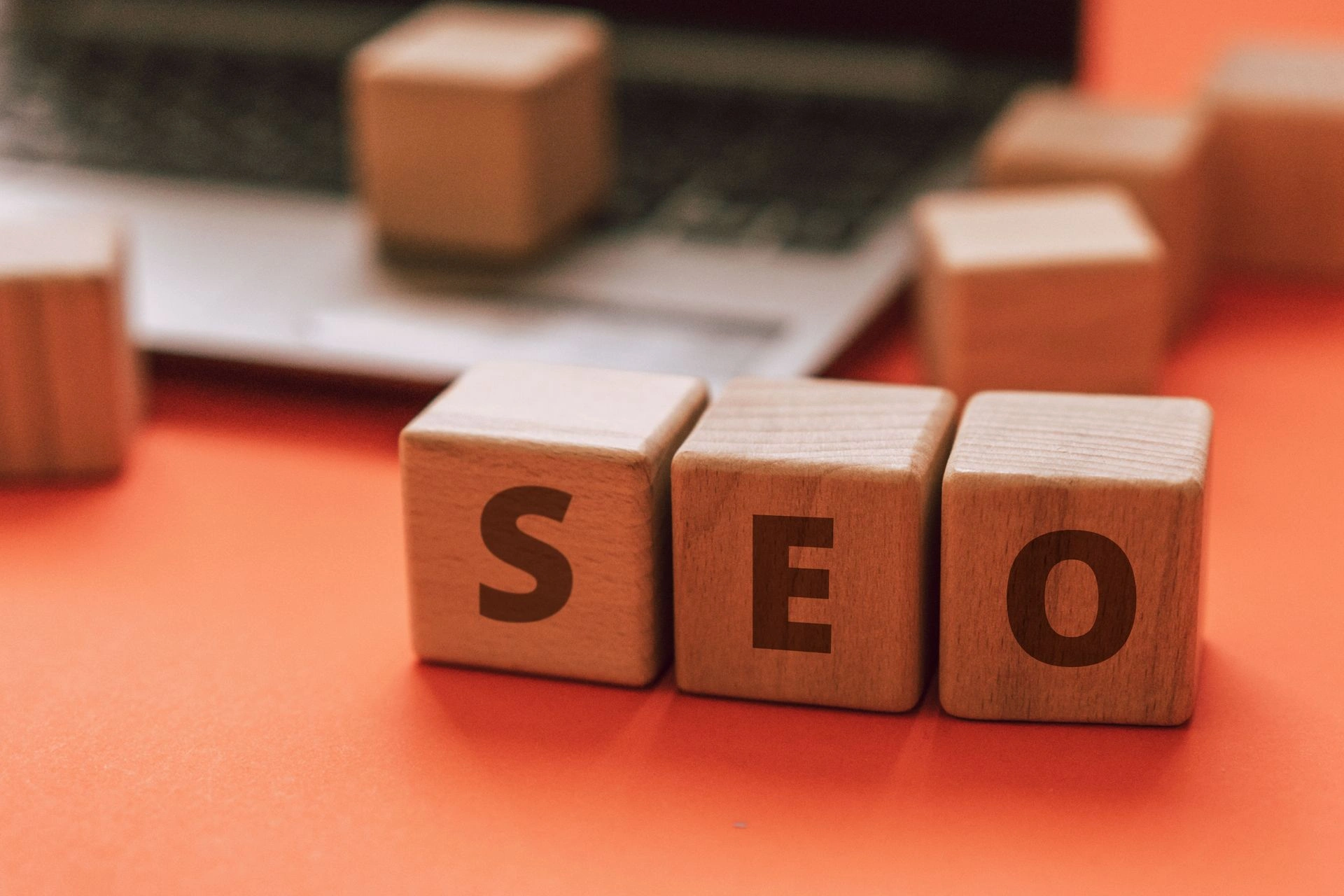 Infographic showing comparison between Generative Engine Optimization and traditional SEO methods.